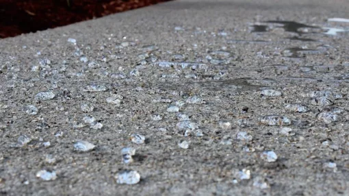 Kuva impregnoidusta betonista, jossa vesi helmeilee pinnalla