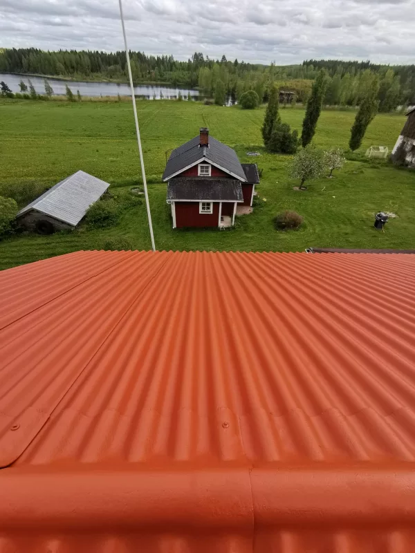 Vanha, punaisella maalilla pinnoitettu mineriittikatto. Katto on rakennettu 1970-luvulla, ja se on edelleen hyvässä kunnossa. Katto on tasainen ja sileä, eikä siinä ole näkyviä halkeamia tai vaurioit