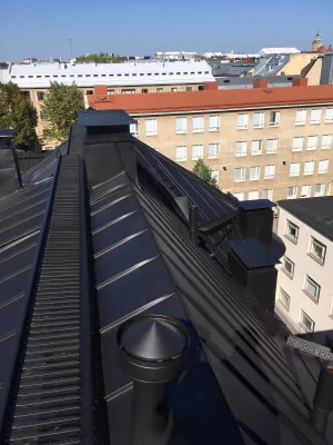 RR33 Musta Peltikaton Maalaus - Virheettömästi maalattu kerrostalon katto.