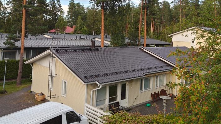 Peltikatto maalauksen jälkeen Espoon Lansassa