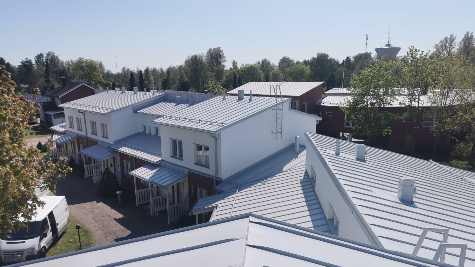 Muovipinnoitetun peltikaton maalaus, Porvoon taloyhtiön RR21-katto kolme vuotta maalauksen jälkeen