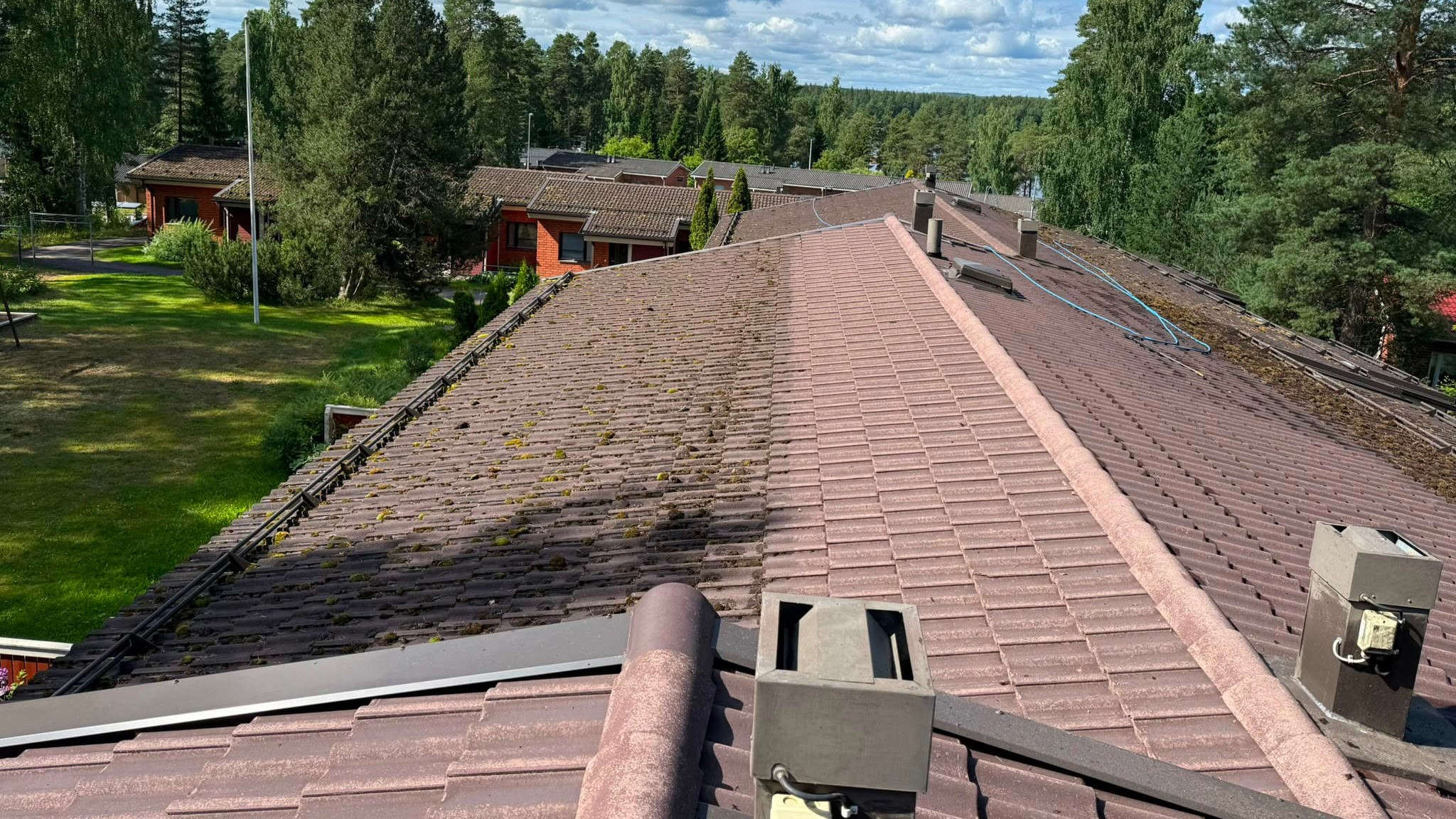 Noin 1000 neliön tiilikatto pesun jälkeen, RR 32 tumman ruskea pinnoite kulunut pois ja tiilen oma väri näkyy läpi